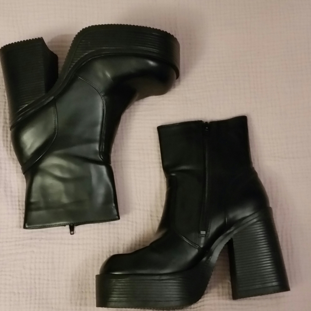 Vintage early 2000's Platform Boots
